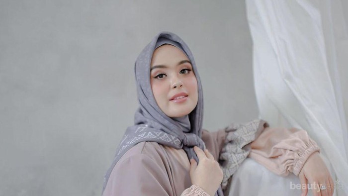 Vebby Palwinta Rilis Brand Hijab Sendiri dengan Koleksi Menarik