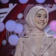 Cantik dan Mewah Penampilan Pedangdut Muda Lesty Kejora di Panggung