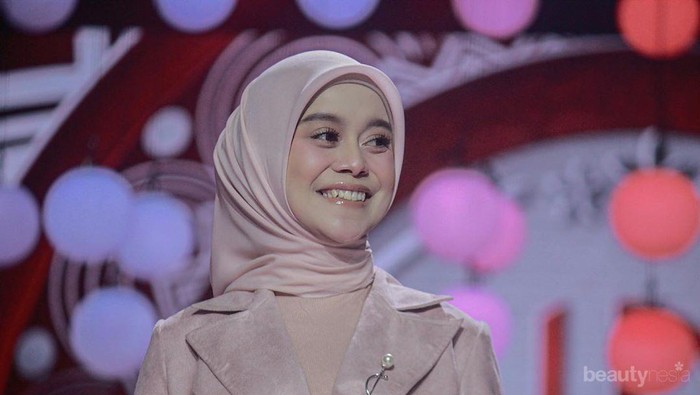 Cantik dan Mewah Penampilan Pedangdut Muda Lesty Kejora di Panggung