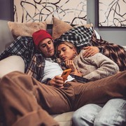 Social Distancing Tak Halangi Kemesraan Hailey dan Justin, Begini Potretnya