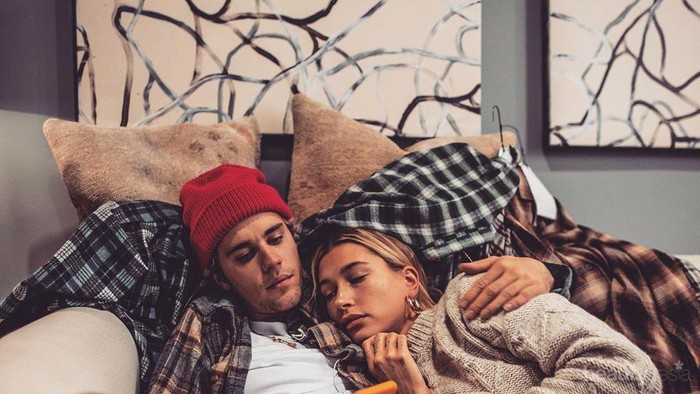 Social Distancing Tak Halangi Kemesraan Hailey dan Justin, Begini Potretnya