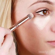 Bikin Wajah Flawless dengan Instan, Ini  Cara Memakai Concealer untuk Menutup Jerawat