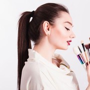 Malas Membersihkan Alat Make Up? Waspadai 4 Hal Berbahaya Ini!