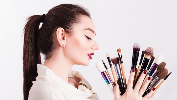 Malas Membersihkan Alat Make Up? Waspadai 4 Hal Berbahaya Ini!