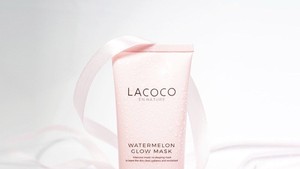 Lacoco Watermelon Glow Mask, Memberikan Kelembapan Ekstra dan Kulit Lebih Cerah