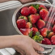 5 Tips Mencuci Buah & Sayuran Agar Aman dari Bakteri dan Virus Corona