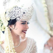 Resmi Menikah! Begini Cantiknya Makeup dan Gaun Pernikahan Rica Andriani