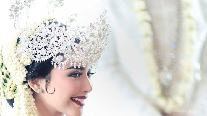 Resmi Menikah! Begini Cantiknya Makeup dan Gaun Pernikahan Rica Andriani