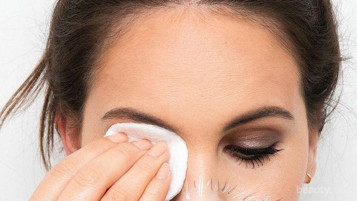 Ladies, Perhatikan 4 Hal Ini Saat Membersihkan Makeup!