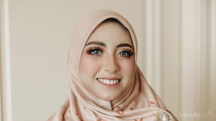 6 Gaya Hijab Selebgram Vicky Alaydrus, Rapi dan Manis