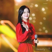 Merekah, Ini 5 Potret Cantik Jisoo BLACKPINK Pakai Dress Merah