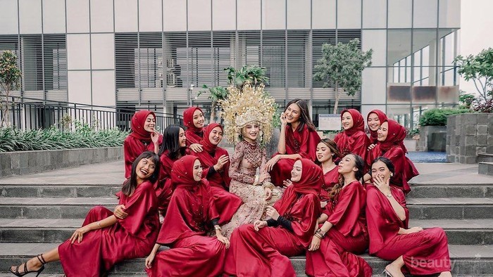 5 Warna Seragam Bridesmaid yang Tren Dikalangan Influencer Indonesia 5 Warna Seragam Bridesmaid yang Tren Dikalangan Influencer Indonesia