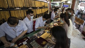 FOTO: Harga Emas Meroket, Warga Thailand Jual Perhiasan