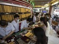FOTO: Harga Emas Meroket, Warga Thailand Jual Perhiasan