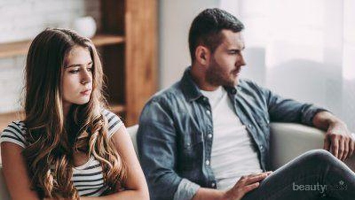 Merasa Dia adalah Pacar yang Cuek? Kamu Perlu Lakukan Hal Ini!