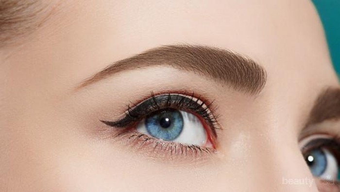 Dari Iritasi Sampai Kebutaan, Ini Bahaya Cat Alis yang Wajib Kamu Ketahui