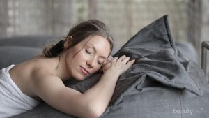 Hati-Hati, Ternyata 5 Kebiasaan Saat Tidur Ini Bisa Merusak Rambutmu, Lho!