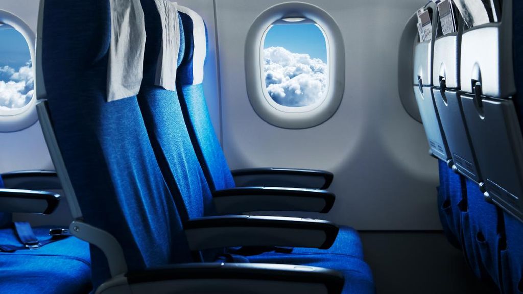 Alasan Kenapa Kebanyakan Kursi Pesawat Maskapai di Dunia Berwarna Biru