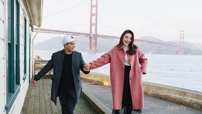 Tak Persis Tapi Serasi, Ini 8 Inspirasi Couple Outfit ala Selebriti