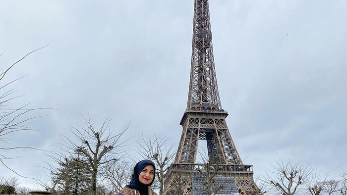 5 Gaya Hijab Sederhana Shireen Sungkar Liburan di Eropa, Tetap Cantik dan Santun