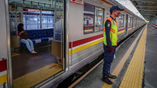Petugas beraktivitas di Stasiun Tangerang, Banten, Sabtu (18/4/2020). Kementerian Perhubungan memutuskan tidak memberhentikan sementara kegiatan operasional KRL Jabodetabek saat PSBB melainkan hanya membatasi jumlah penumpang di KRL. ANTARA FOTO/Fauzan/hp.