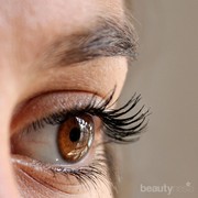 4 Manfaat dan Efek Samping Serum Bulu Mata Ini Perlu Kamu Tahu