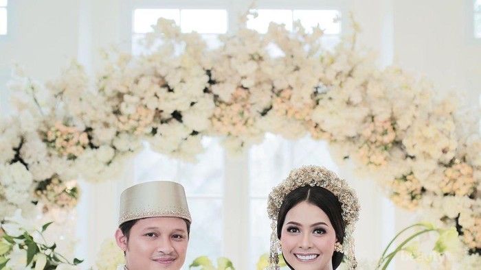 Bertahtakan Mahkota Bunga Emas, Bunga Jelitha Cantik Bak Putri Raja di Hari Pernikahan