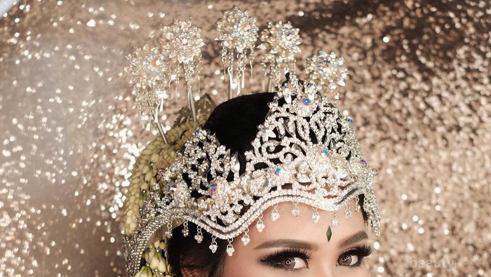 Tanpa MUA, Kamu Bisa Lho Makeup Sendiri di Hari Pernikahan! Tanpa MUA, Kamu Bisa Lho Makeup Sendiri di Hari Pernikahan!