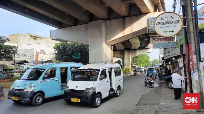 Sebuah video nan menampilkan pemotor memegang bongkahan batu di bawah flyover Ciputat, Tangerang Selatan viral di media sosial.