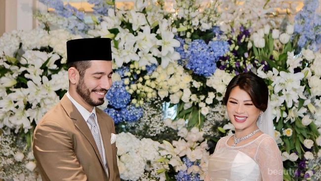 Penampilan Cantik Sepupu Ipar Nia Ramadhani dengan Kebaya ...