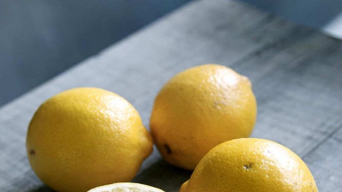 Atasi Ketombe, Coba Masker Alami Berbahan Lemon Ini