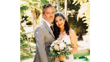img-title Taklukkan Bule Tampan, Rahma Azhari Resmi Nikah Lagi