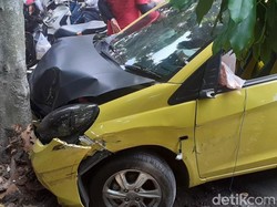 Panik Sopir Diteriaki Maling, Mobil Ini Tabrak Pohon