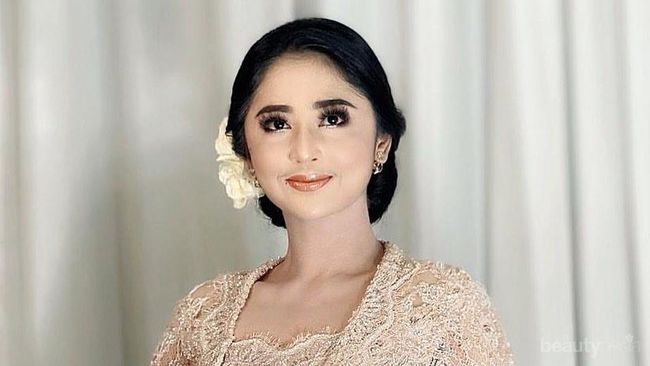 5 Referensi Kebaya  Modern 2021 ala Artis Indonesia