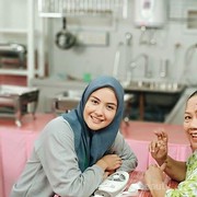 Ikonik, 8 Artis Indonesia Ini Langganan Main Peran Pembantu Rumah Tangga