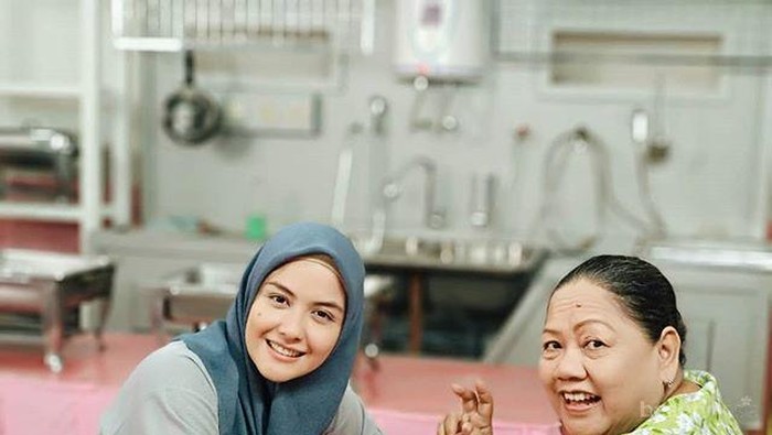 Ikonik, 8 Artis Indonesia Ini Langganan Main Peran Pembantu Rumah Tangga