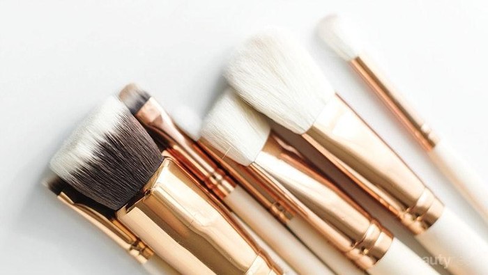 Langkah-Langkah Membersihkan Alat Makeup Agar Steril dari Virus dan Bakteri