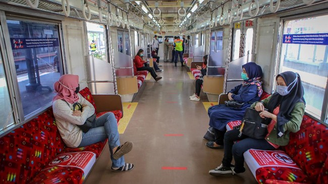 Sejumlah penumpang duduk di dalam rangkaian KRL di Stasiun Tangerang, Banten, Sabtu (18/4/2020). Kementerian Perhubungan memutuskan tidak memberhentikan sementara kegiatan operasional KRL Jabodetabek saat PSBB melainkan hanya membatasi jumlah penumpang di KRL. ANTARA FOTO/Fauzan/hp.