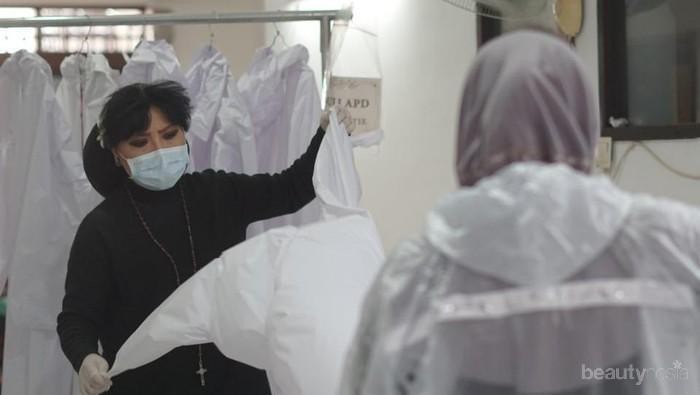 Salut! Ini Dia Daftar Desainer Lokal yang Berkontribusi Membantu Produksi Baju Hazmat Salut! Ini Dia Daftar Desainer Lokal yang Berkontribusi Membantu Produksi Baju Hazmat