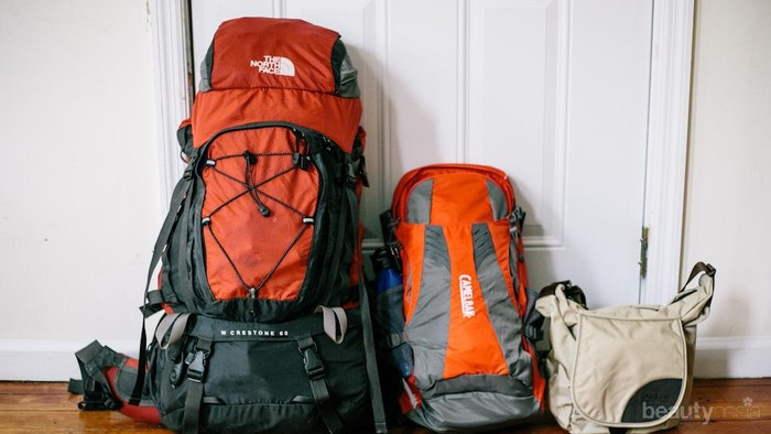 Gak Perlu Pakai Koper! Ini Tips Packing Baju di Tas Ransel untuk Traveling ala Backpacker