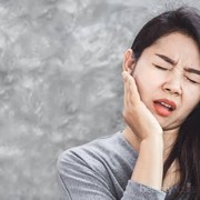 7 Hal Penyebab Gusi Bengkak, Yuk Cari Tahu di Bawah Ini!