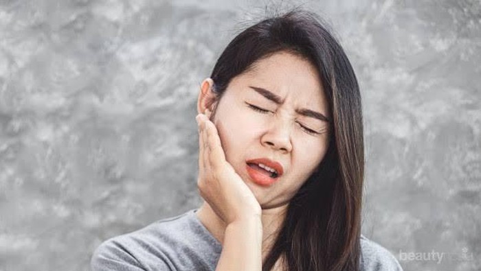 7 Hal Penyebab Gusi Bengkak, Yuk Cari Tahu di Bawah Ini!