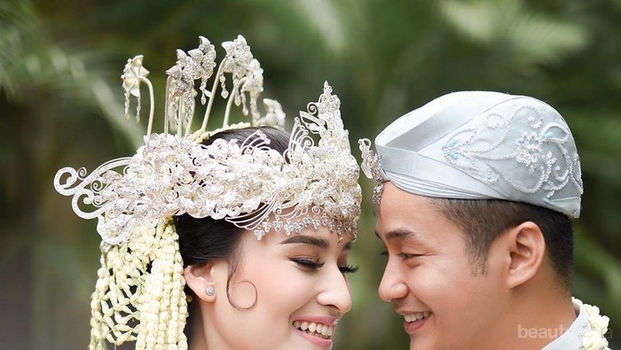 6 Fakta Pernikahan Adly Fairuz dan Angbeen Rishi yang Terganjal Restu Ibu