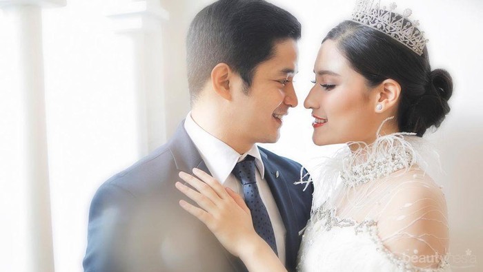 7 Momen Manis Adly Fairuz dan Calon Istri, Romantis Meski Beda 10 Tahun