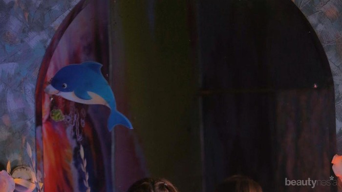 Inspirasi Gaya Fashion Colour Block ala Beby Tsabina, Bikin Fresh dan Awet Muda!