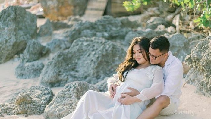 Inspirasi Pakaian Hamil Modern untuk Bumil ala Tiara Pangestika