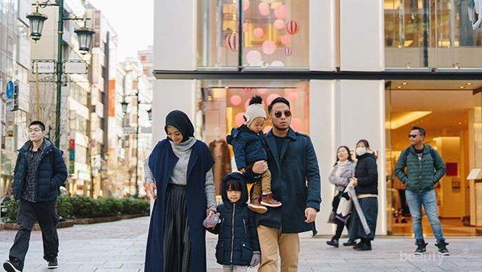 Idaman Banget, Ini Kumpulan Foto Keluarga Poppy Bunga yang Harmonis