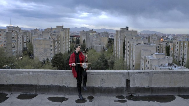 FOTO: Nada dalam Hening Isolasi di Iran