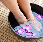 Rendam Kaki Pakai Air Hangat Punya Manfaat Ini