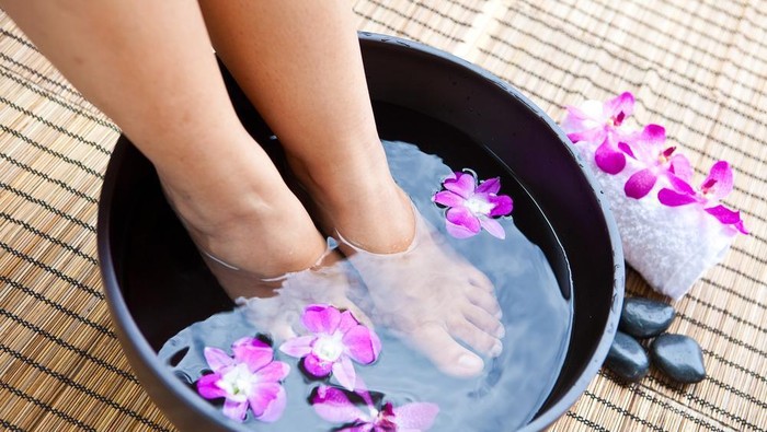 Rendam Kaki Pakai Air Hangat Punya Manfaat Ini